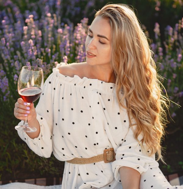 Mujer disfrutando su regalo: experiencia en bodega