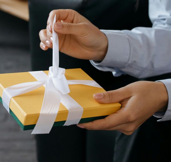 Regalo empresarial con tarjeta y presentación prolija